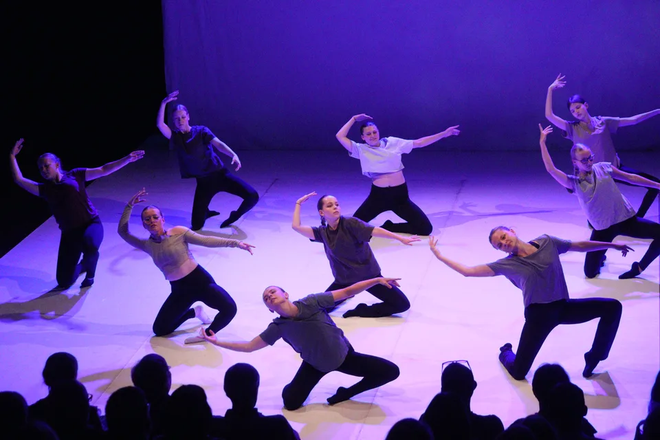 Tanečnice Contemporary a Jazz ve skupinové choreografii
