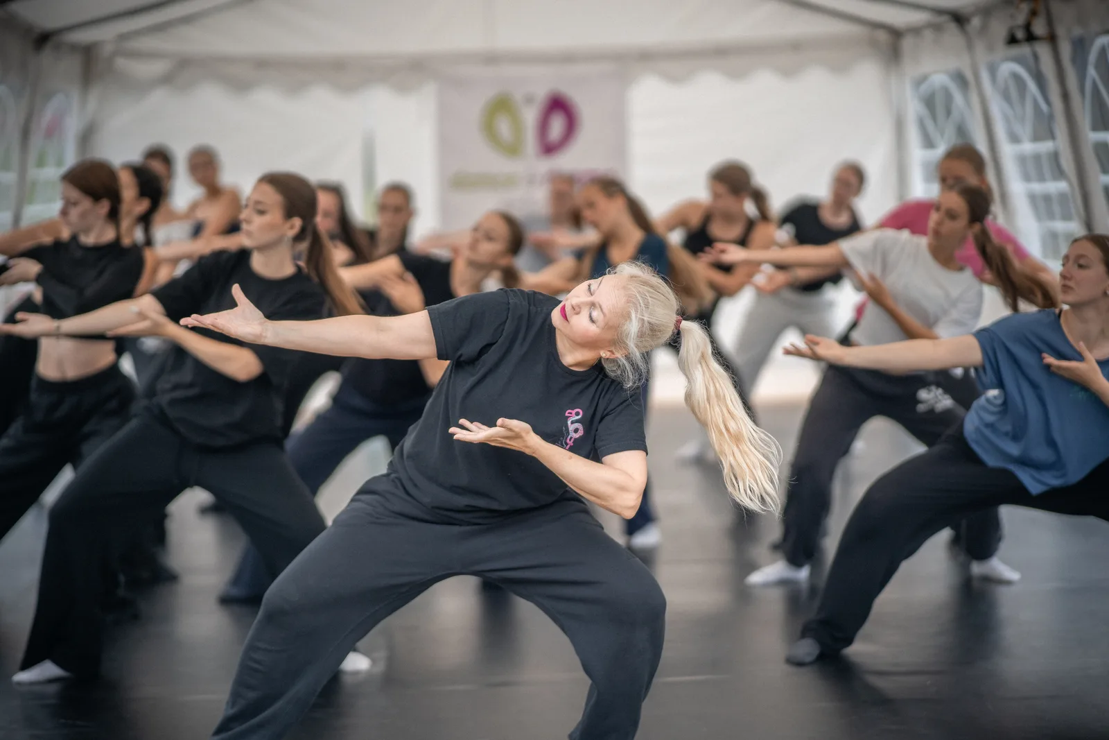 Tanečníci D&D School při společné choreografii