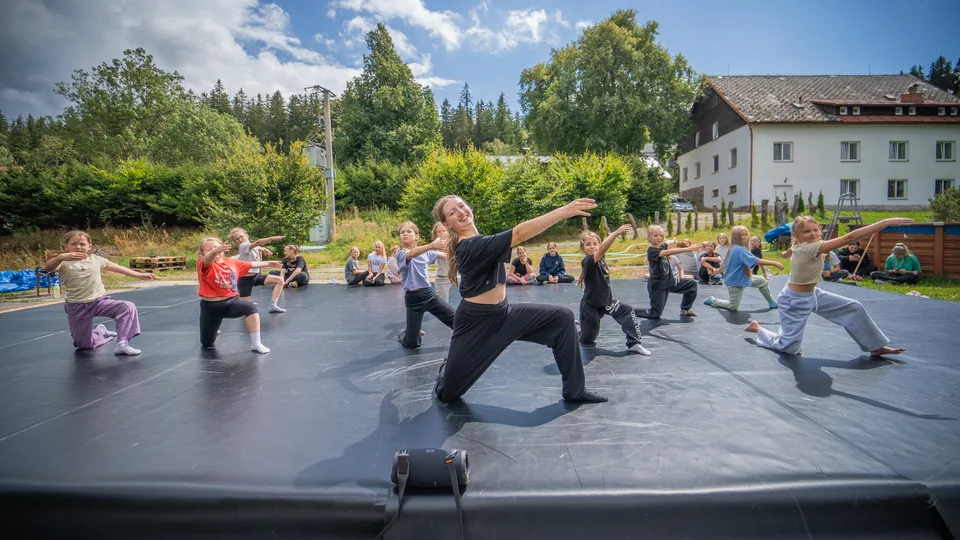 Ella Kolovratová s tanečnicemi D&D School na soustředění